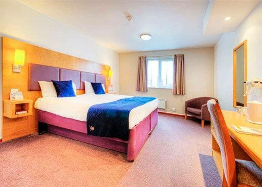 Comfort Inn Manchester North Мидлтон Экстерьер фото