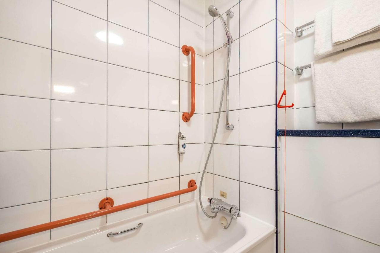 Comfort Inn Manchester North Мидлтон Экстерьер фото