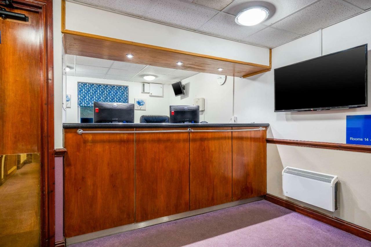 Comfort Inn Manchester North Мидлтон Экстерьер фото